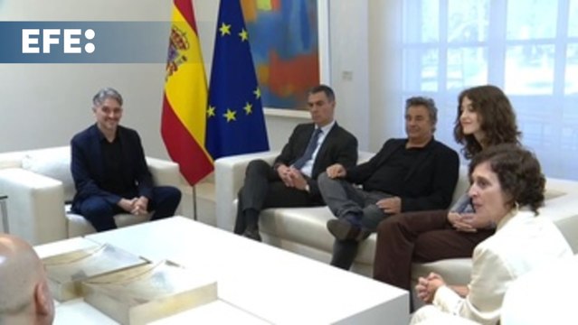 Pedro Sánchez recibe en La Moncloa al equipo de 'El 47', la película que vio con su mujer