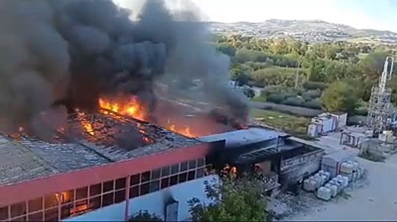 L'incendio della fabbrica di solventi, le fiamme viste da vicino e il primo intervento dei vigili del fuoco
