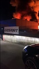 Brucia il capannone a Chieti scalo, fiamme alte e fumo nero