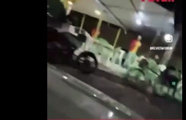 Video herunterladen: Bolsonarista atropela e arrasta militante petista por 2 kms