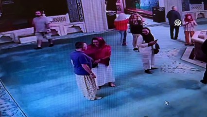 Erkek turistler camiye girerken etek giydi! İşte sosyal medyanın konuştuğu o görüntü