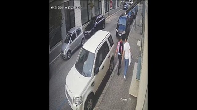 I rapinatori in fuga dalla gioielleria: nel video l'auto che li aspetta e si allontana inseguita dalla polizia locale