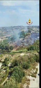 L'incendio di Spoltore, brucia la collina e le abitazioni sono a pochi metri