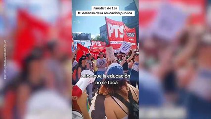 Descargar video: Fanático de Lali musicalizó la Marcha Federal Universitaria