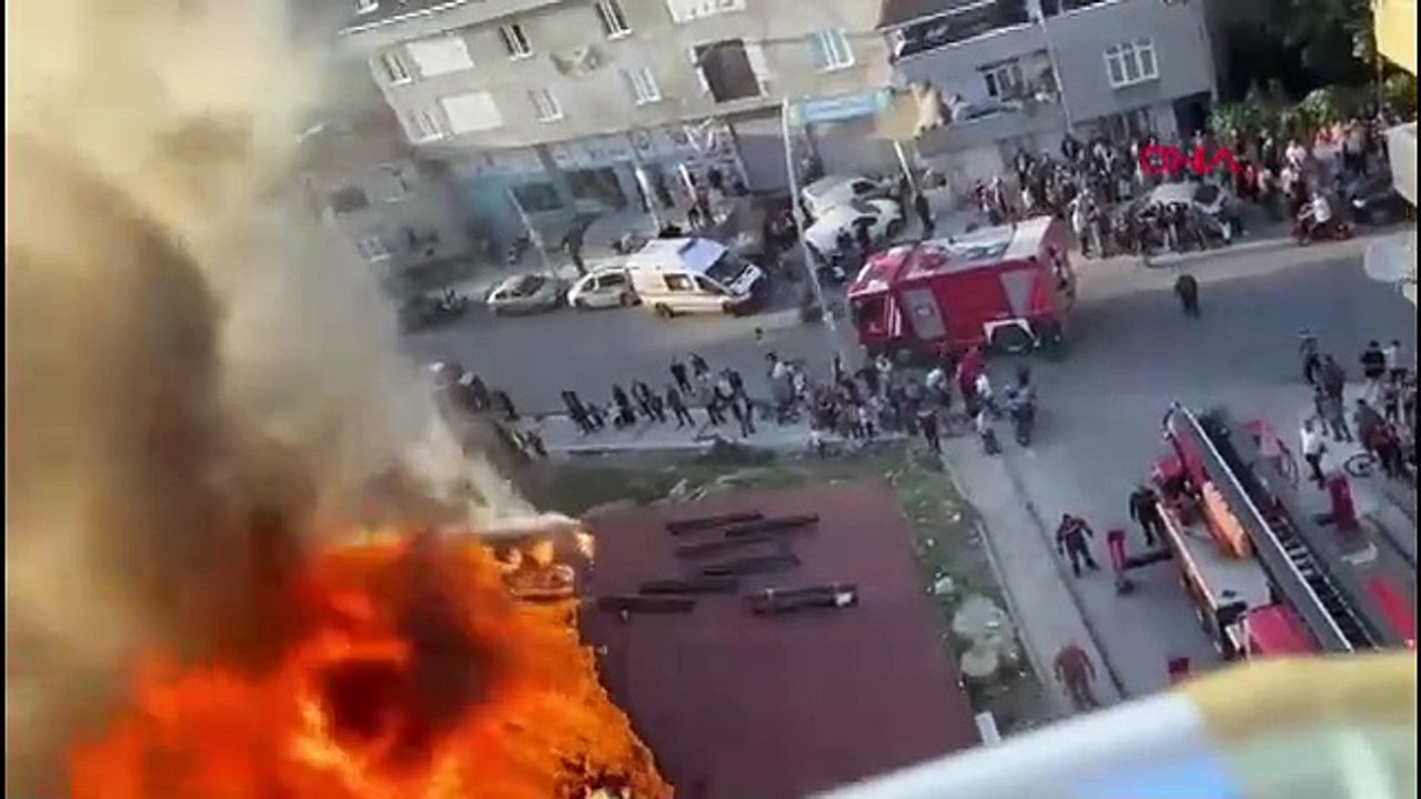 İstanbul-Arnavutköy’de 3 katlı binanın çatısı alev alev yandı