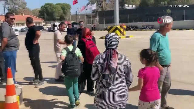 شاهد: سفينة ميدلاينز تنقل مئات الركاب الفارين من الحرب في لبنان إلى ميناء مرسين التركي