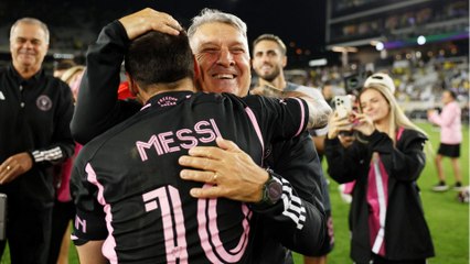 Martino proud to help Messi lift the MLS Supporters' Shield.mp4
