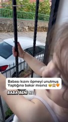 Bir baba kızını öpmeyi unutup dışarı çıkıyor ve sonrasında kızının gönlünü almasını biliyor 