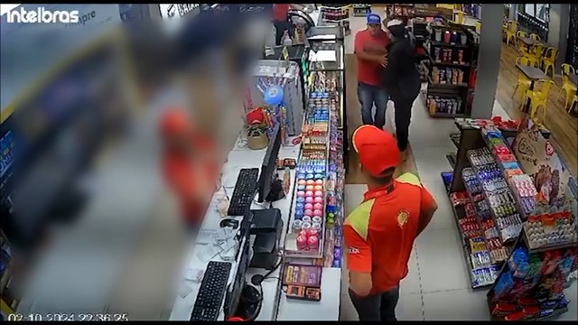 Eu sou o diabo , novas imagens mostram homem ameaçando vítimas antes de morrer em confronto com a Rone