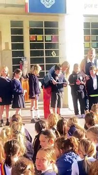 Otra vez a la bandera ahora por sus dotes musicalesPosta practica en casa una escala musical@con la canción de los dos patos de baby TV (1)