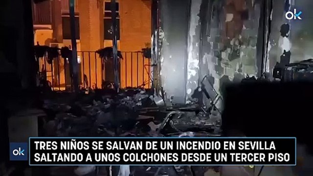 Tres niños se salvan de un incendio en Sevilla saltando a unos colchones desde un tercer piso