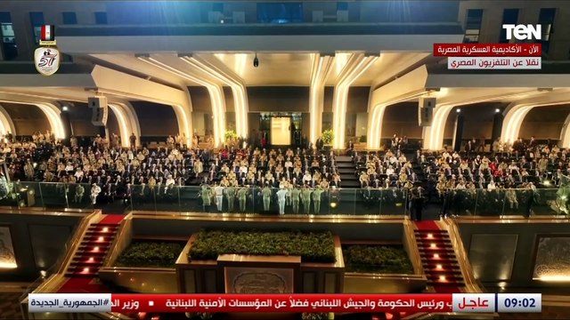 أوائل خريجي الكليات العسكرية والشرطة والجامعات المصرية يقدمون هدية تذكارية للرئيس السيسي