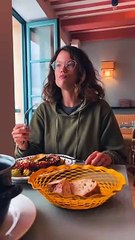 Je goûte aux huitres de Cancale en Bretagne !