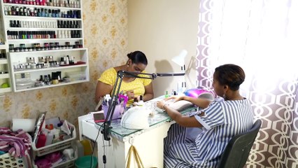Mujeres sin pelos en la lengua en el centro de uñas final inesperado