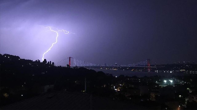 İstanbul'da şimşekler gökyüzünü aydınlattı