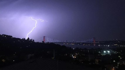İstanbul'da şimşekler gökyüzünü aydınlattı