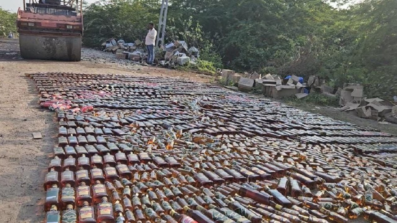अहमदाबाद में विदेशी शराब की 10 हजार बोतलों पर चला बुलडोजर