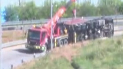 인천김포고속도로 남청라 나들목에서 25톤 화물차 전도 / YTN