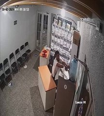 Graban a hombre intentando robar botellón con dinero recaudado para una obra social en La Ceiba