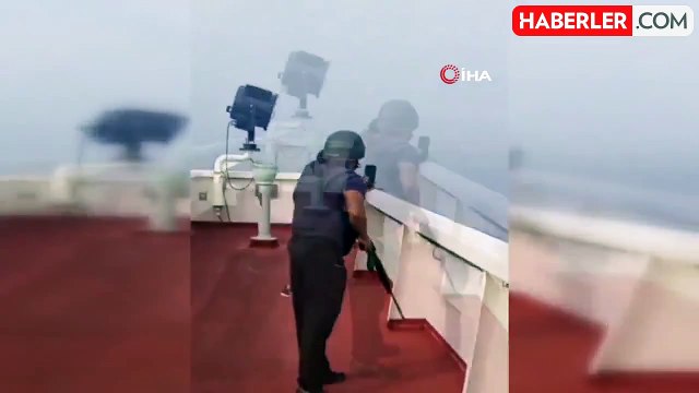 Husiler, Kızıldeniz'de İngiliz petrol tankerini bomba yüklü tekneyle vurdu