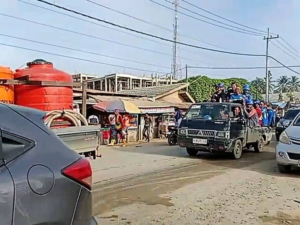 Jalanan Berdebu dan Macet di Depan SD 020 Bumi Harapan