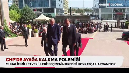 CHP'de ayağa kalkma polemiği