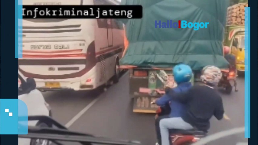 Viral! Pemotor Ketahuan Polisi Saat Coret-Coret Truk di Tengah Macet Pati