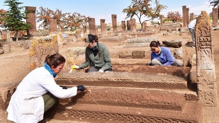 Ahlat'ta 6 sanduka mezar gün yüzüne çıkarıldı