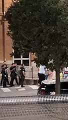 Agrede a su pareja y su familia increpa a la policía