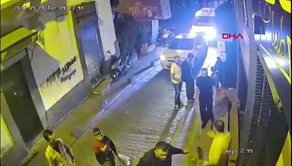 İstanbul'un göbeğinde mide bulandıran anlar! Genç kadını duvara sıkıştırıp istismar ettiler