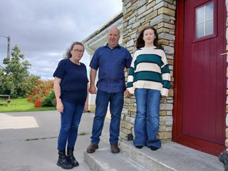 Скачать видео: 'I can hear the blocks cracking in the middle of the night': Donegal young person describes nightmare of growing up in a home with defective blocks