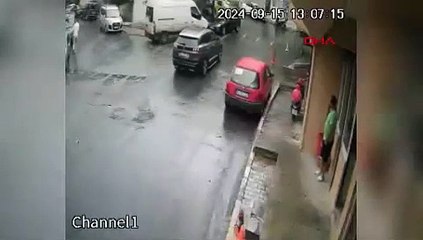 İstanbul -  Beyoğlu’nda kamyonet binaya çarptı // Görüntü düzenlenerek yeniden