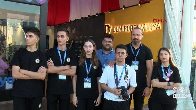 Selçuk Bayraktar, TEKNOFEST'te Demirören Medya standını ziyaret etti