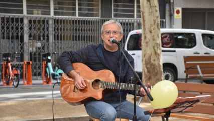 Arturo Benito cantando la canción dedicada a los vendedores de prensa