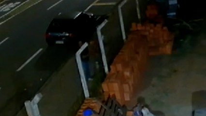 Comerciantes flagram invasão de bandidos em estabelecimento e tentam impedir furto