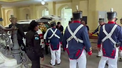 Corpo de Cid Moreira chega para velório no Palácio Guanabara