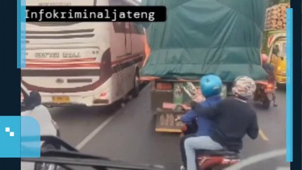 VIRAL! Detik-detik Pemotor Tertangkap Basah Polisi Saat Coret-coret Truk di Pati