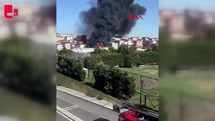 Ataşehir'de dört katlı binanın çatısında yangın: Yan binaya da sıçradı