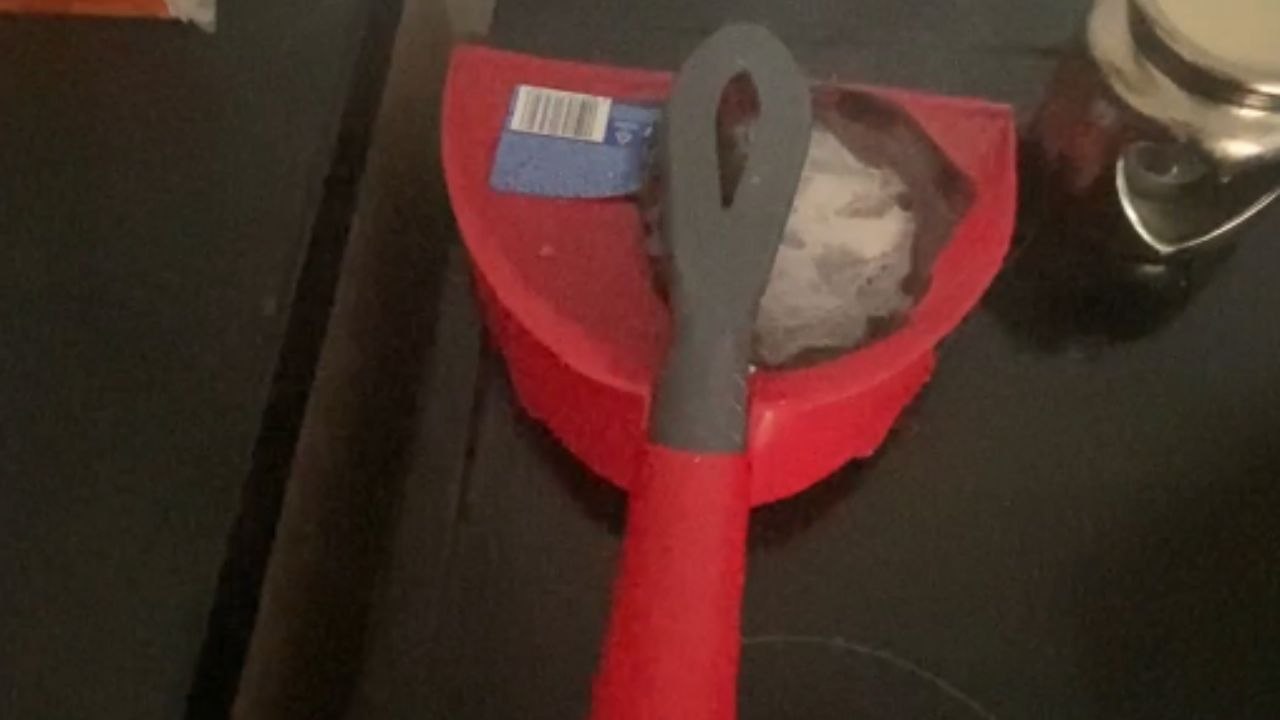 Kitchen blunder unfolds after mom forgets to turn the oven off in time