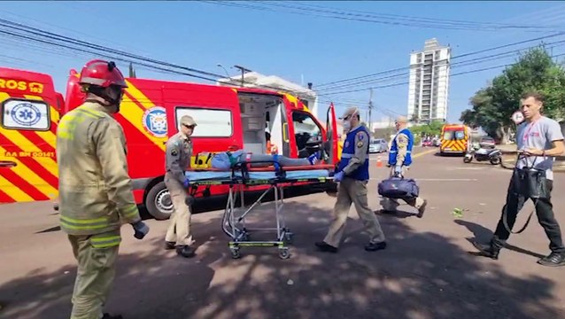 Forte colisão entre carros deixa poste destruído; duas pessoas ficam feridas