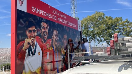 Juanlu y Olga Carmona ya lucen con el resto de campeones sevillistas