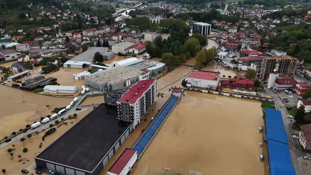 عاصفة قوية تضرب البوسنة وتسبب فيضانات عارمة