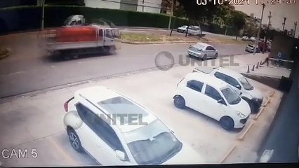​Video impresionante: Una camioneta choca a un auto estacionado y se da a la fuga
