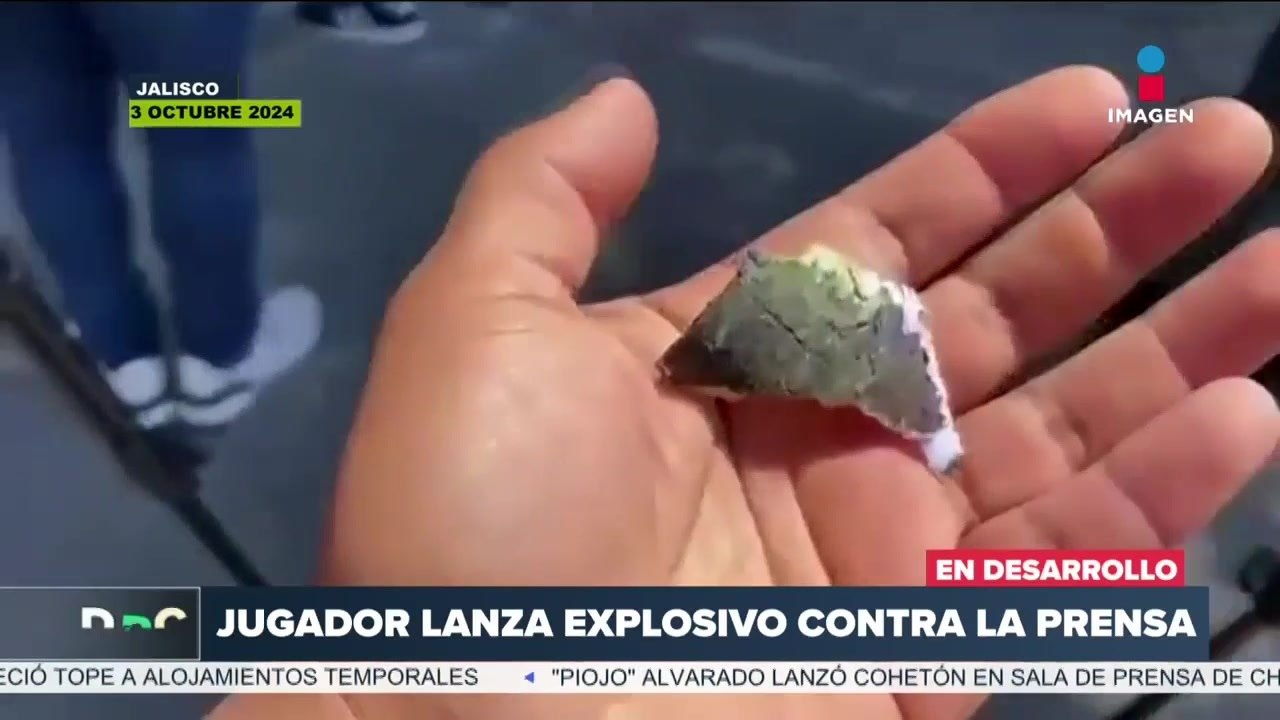 ¡Jugador de las Chivas lanza un explosivo contra la prensa!