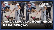 Janja leva cachorrinhos para benção nos dia de São Francisco de Assis