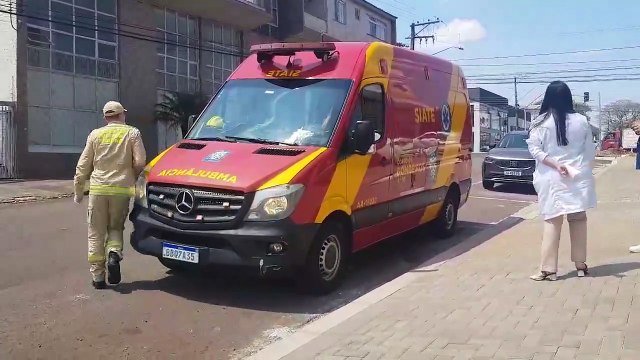 Homem entra em pânico ao ver agulhas durante procedimento capilar