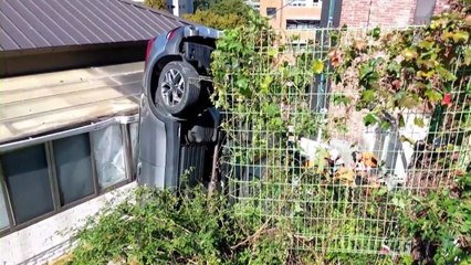 서울 평창동 주차장서 차량 추락...2명 다쳐 / YTN