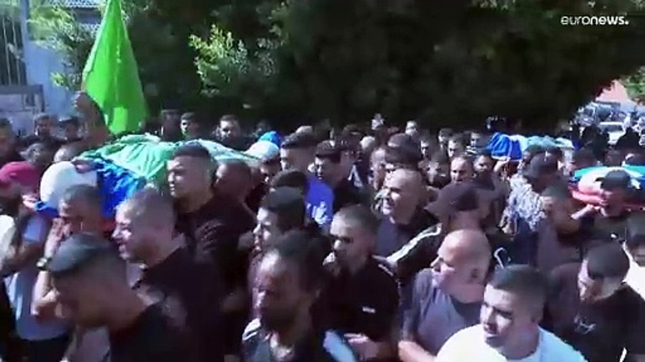تشييع ل18 فلسطينياً قُتلوا في أعنف غارة إسرائيلية استهدفت مقهى بمخيم طولكرم شمال الضفة الغربية