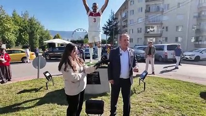 Tanju Özcan, Merih Demiral'ın bozkurt yaptığı işaretin heykelini dikti