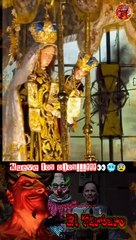 Figuras religiosa se mueve frente a cientos de feligreses.
